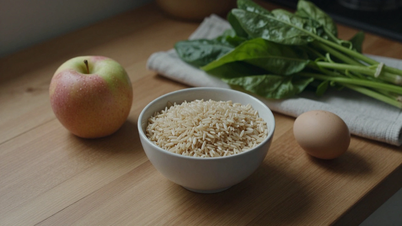 Čerstvé potraviny na dřevěné desce — jablko, rýže, vejce a zelenina bez balíčků.