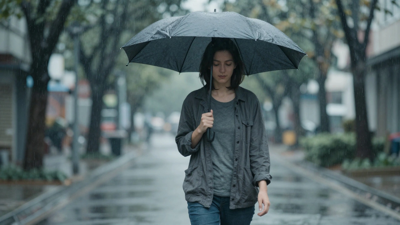 Osoba kráčí v mírném dešti s otevřenýma očima, cítí klid a přítomnost.