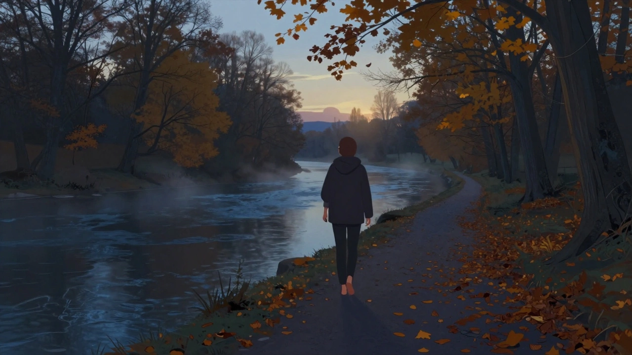 Osoba prochází po řece Svratce večer bez telefonu, obklopena listím a září západu.